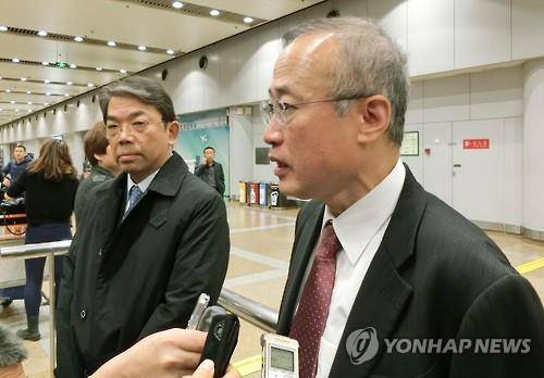 (베이징 교도=연합뉴스) 아리타 요시후(有田芳生, 오른쪽) 일본 민주당 참의원이 31일 북한 방문을 마치고 경유지인 중국 베이징(北京) 국제공항에서 취재에 응하고 있다.