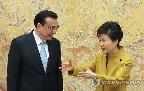 대화하는 한·중 정상 (서울=연합뉴스) 이정훈 기자 = 박근혜 대통령과 리커창 중국 총리가 31일 오후 청와대에서 열린 MOU 서명식에서 대화하고 있다. uwg806@yna.co.kr
