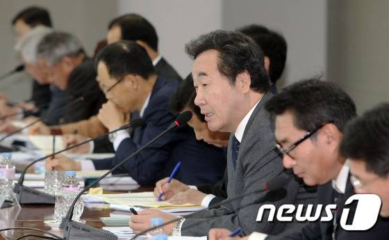 이낙연 전남도지사가 2일 오전 도청 서재필실에서 사업소, 출연기관 토론회를 주재하고 있다.(전남도 제공) 2015.11.2© News1