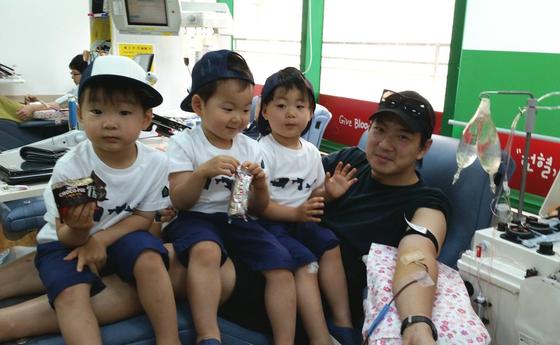 ‘장영실’ 송일국과 삼둥이의 헌혈 사진이 재조명되고 있다. © News1star/송일국 트위터