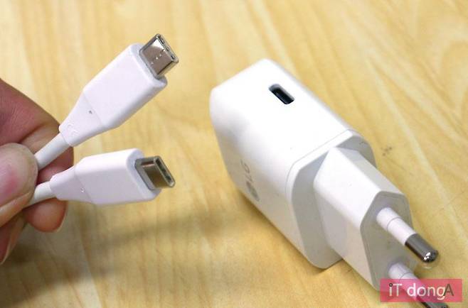 구글 넥서스5X에 포함된 USB 타입C 전용 케이블과 충전기