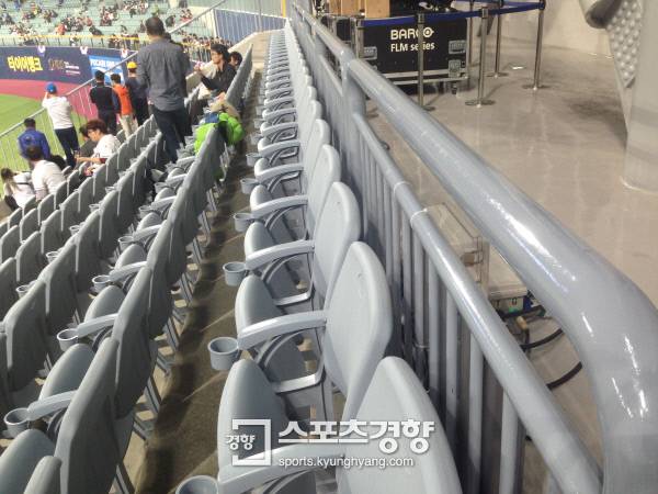 줄지어 있는 좌석들. 중간 통로가 없다. 김하진 기자