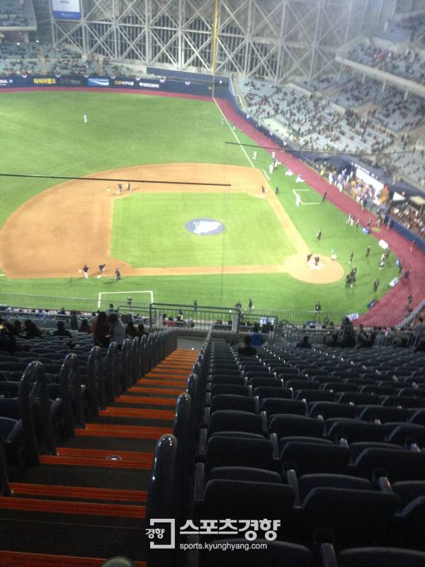 4층 관중석 꼭대기에서 바라본 그라운드. 김하진 기자