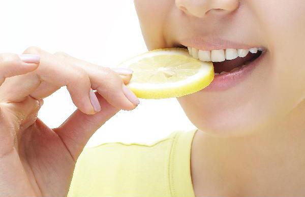 [헬스조선]레몬을 먹는 여성/사진=헬스조선 DB