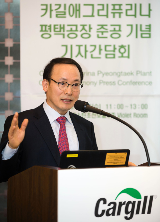 Cargill Korea representative Lee Bo-kyeun announces the opening of the animal feed plant in Pyeongtaek, Gyeonggi Province, on Wednesday.