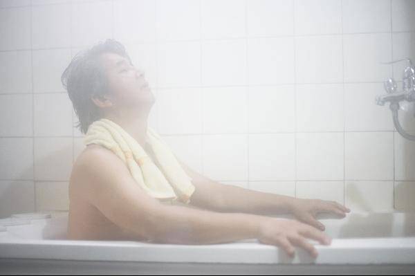 [헬스조선]반신욕하는 남성 사진/사진=헬스조선 DB