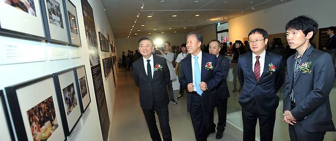 11일 개막식에 참석한 홍석현 한국기원 총재, 박치문 한국기원 부총재, 유창혁·이창호 9단(왼쪽부터). [사진 한국기원]