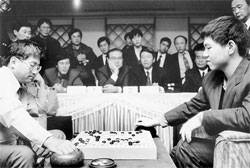 92년 제3회 동양증권배에서 이창호(오른쪽·당시 17세) 9단은 세계 최연소 챔피언을 차지했다.[사진 한국기원]