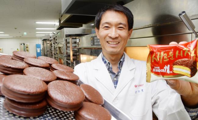 Kang Soo-chul, team manager of Choco Pie at the Orion R&D center, poses with Choco Pie at his office in Seoul. (Park Hyun-koo/The Korea Herald)
