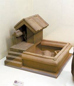 중국에서 사용한 돼지변소의 구조를 보여주는 모형.