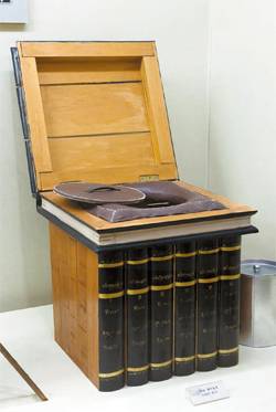 유럽에서 사용된 책을 쌓아놓은 모양의 변기.