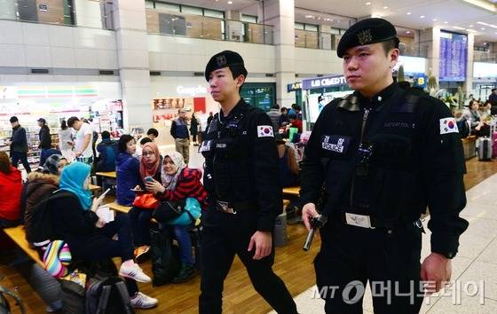 프랑스 파리에서 최소 120여명이 숨진 동시다발 테러가 발생하자 정부도 혹시나 있을지 모를 테러에 대비해 공항, 항만 등 주요시설에 대한 경찰의 경계근무를 강화했다. 15일 오전 인천공항 입국장에서 경찰대원들이 순찰을 하고 있다.2015.11.15/사진=뉴스1
