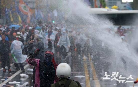 14일 서울 중구 태평로에서 행진하는 '민중총궐기 투쟁대회' 참석자들을 향해 최루액을 섞은 물대포를 쏘고 있다. (사진=윤성호 기자)