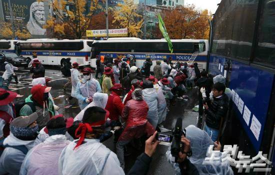 14일 서울 중구 태평로에서 행진하는 '민중총궐기 투쟁대회' 시위대를 경찰이 차벽을 이용해 가로막은 가운데 시위대와 경찰이 충돌하고 있다. (사진=윤성호 기자)