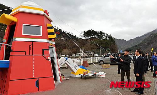 【정선=뉴시스】홍춘봉 기자 = 전정환 강원 정선군수는 17일 정선 화암면 일원에 추진중인 정선 그림바위 마을 관광명소화를 위한 우리마을 공공디자인 프로젝트 사업을 현장 관계자와 둘러보고 있다. 2015.11.17. (사진=정선군 제공)    photo@newsis.com    &nbsp;