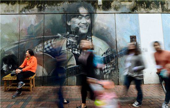 중구 방천시장 골목. 대구를 찾는 여행객이 빼놓지 않고 찾는 곳이다. 서른 즈음에, 사랑했지만, 이등병의 편지 등 가슴을 적시는 명곡들을 남기고 떠나 간 천재 가수 김광석을 만날 수 있다. 골목 벽화에서는 그가 국수를 말아주고, 또 어느 그림에서는 그가 노래를 부른다.