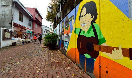 김광석 다시 그리기 길, 매년 새로운 벽화가 다시 그려지고 있다. 최근에는 활짝 웃는 김광석 초상화가 많아졌다.