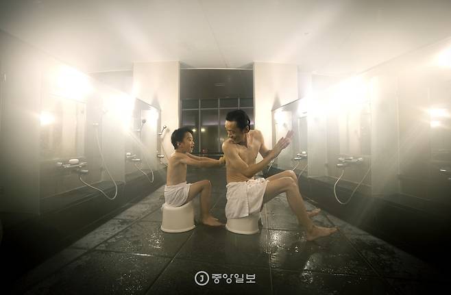 목욕탕은 가족과 혹은 낯선 사람과 맨살을 맞대고 때를 밀었던 추억의 공간이다. 이희승(40)씨가 아들 지민(8)군과 함께 목욕탕을 찾았다. 어린 아들에게 등을 맡긴 아버지의 얼굴에 흐뭇한 미소가 어렸다.