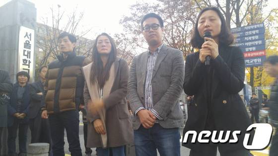 11월 21일 오후 서울 종로구 서울대병원 앞에서 백남기 농민의 쾌유를 기원하고 강신명 경찰청장 파면과 박근혜 대통령의 사과를 요구하는 집회가 열렸다. 이 자리에는 백남기 농민의 세 자녀도 참석했다. 사진 왼쪽부터 백남기 장남 백두산씨, 차녀 백민주화, 장녀 백도라지씨. © News1