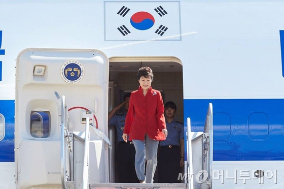 박근혜 대통령이 17일 APEC정상회의에 참석하기 위해 마닐라 아키노 국제공항에 도착, 전용기에서 내리고 있다. (청와대 페이스북) 2015.11.17/뉴스1  <저작권자 &copy; 뉴스1코리아, 무단전재 및 재배포 금지>