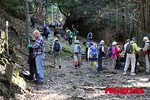 【제주=뉴시스】강정만 기자 = 21일 개장된 일본 일본 큐수(九州) ‘구루메(久留米)·고라산(高良山)올레'를 한국에서 온 올레꾼과 구루메시 올레꾼들이 걷고 있다. 2015.11.21.   photo@newsis.com
