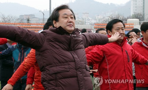 국민체조 하는 김무성     (김해=연합뉴스) 이정훈 기자 = 김무성 새누리당 대표가 21일 경남 김해시 진영읍 진영공설운동장에서 열린 새누리당 경남도당 당원단합 한마음체육대회 참석해 당원들과 함께 국민체조를    하고 있다. 2015.11.21      seaman@yna.co.kr