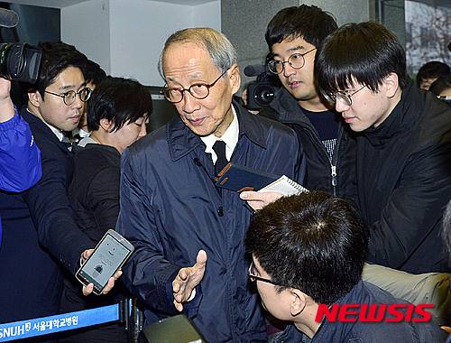 【서울=뉴시스】최동준 기자 = 윤여준 전 환경부 장관이 22일 서울 종로구 서울대병원 장례식장에 마련된 고 김영삼 전 대통령 빈소로 들어서고 있다. 2015.11.22.   photocdj@newsis.com