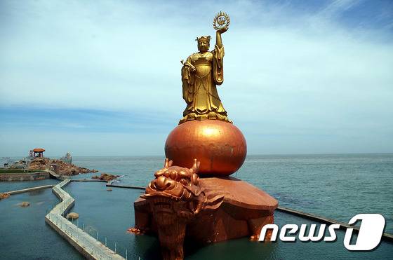 홀리데이투어는 자신의 일정에 맞춰 귀국일을 선택할 수 있는 중국 ‘위해’ 왕복항공권과 에어텔 상품을 출시했다. 사진은 중국 ‘위해’에 북여동해 끝에 세워진 태양신 동상. 사진 제공/ 홀리데이투어 © News1