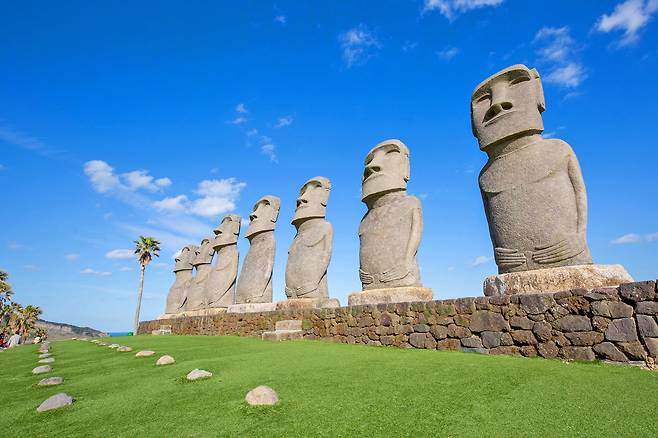 모아이 석상을 만날 수 있는 선멧세니치난.