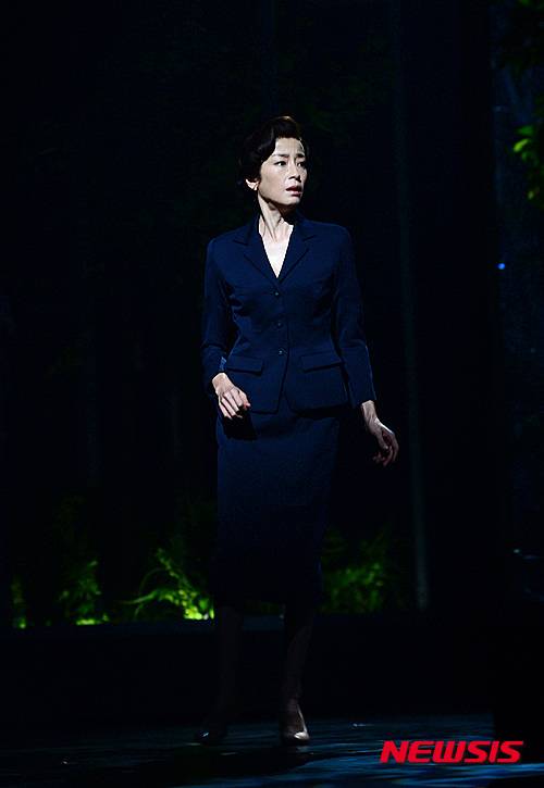 【서울=뉴시스】박영태 기자 =  24일 오후 서울 강남구 역삼동 LG아트센터에서 열린 연극 '해변의 카프카' 프레스콜에서 미야자와 리에가 열연을 하고 있다.  일본이 자랑하는 문학계의 거장 무라카미 하루키(村上春樹)의 대표작 '해변의 카프카'가 아시아 최고의 연출가로 꼽히는 니나가와 유키오(?川幸雄)의 손에 의해 연극으로 재탄생, 24일부터 28일까지 한국 무대에서 공연된다.  이번 서울 공연에는 세상에서 가장 터프한 15살 소년이 되고자 하는 주인공 카프카 역의 후루하타 니노, 과거에 갇혀버린 아름다운 여인 사에케 역의 미야자와 리에, 독특한 정체성을 지닌 도서관 사서 오시마 역의 후지키 나오히토 등 일본 최고의 배우진이 참여한다. 2015.11.24.  since1999@newsis.com
