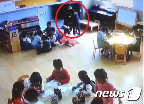 유치원 교사가 원생의 손을 잡고 폭행을 가하는 모습. © News1