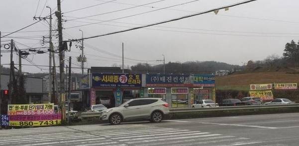 세종시 장군면 원룸촌 인근 도로변에 토지 매매 현수막이 걸려 있다. /세종=이현승 기자