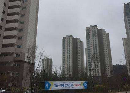 정부세종청사 인근 아파트 단지에 서울~세종 고속도로 확정을 반기는 현수막이 걸려 있다. /세종=이현승 기자