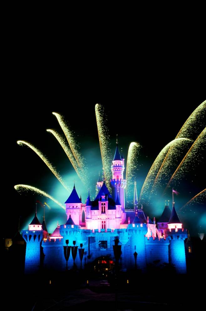 홍콩 디즈니랜드. 매일 오후 8시 불꽃놀이가 열린다.