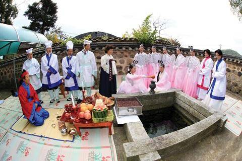 [월간산]정읍사문화제 시작을 알리는 채수의례를 하기 위해 심한 가뭄이 와도 물이 마르지 않는 천년의 우물에서 채수하고 있다. (사진:정읍시청)