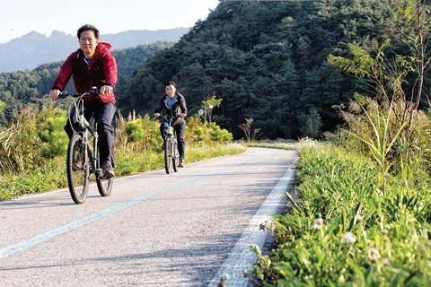 [월간산]자전거를 타고 정읍사오솔길 3코스인 정읍천변을 달리고 있다.