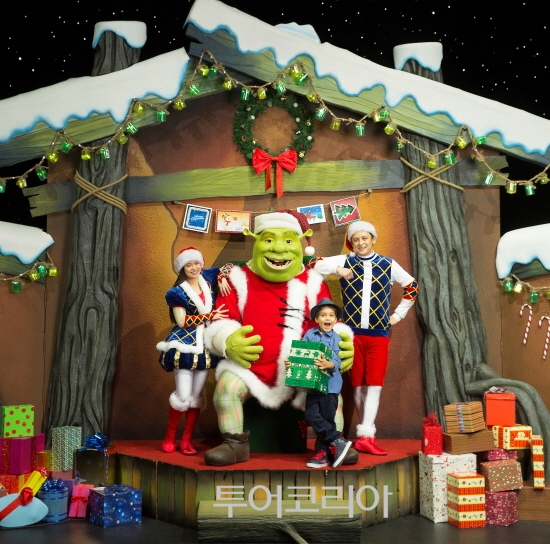 슈렉의 홀리데이 하우스에서 크리스마스 의상으로 차려 입은 슈렉과 함께 기념 사진을 찍을 수 있다.