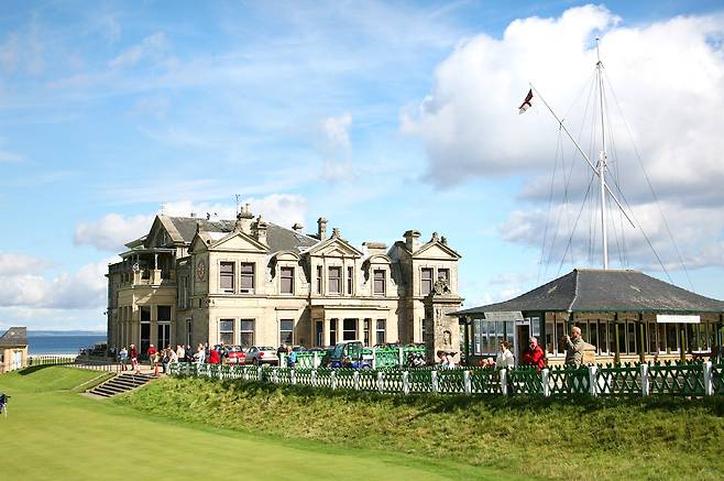 바다를 뒤로하고 코스를 바라보는 영국왕립골프협회.