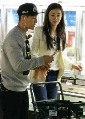 곽부성 &lsquo;7년열애&rsquo; 전여친 슝다이린, 김종국과 손 꼭잡고 &lsquo;둘이 무슨 사이?&rsquo; [사진=온라인커뮤니티]