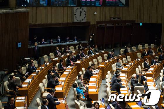 3일 서울 여의도 국회 본회의장에서 열린 예산안 처리를 위한 본회의가 자정을 넘겨 진행되고 있다. 2015.12.3/뉴스1 © News1 유승관 기자