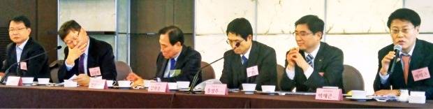 < 반도체 경쟁력 살리려면 … > 국가미래연구원 주최로 3일 서울 소공동 더플라자호텔에서 열린 산업경쟁력 포럼에서 참석자들이 한국 반도체산업의 경쟁력 강화 방안을 토론하고 있다. 정지은 기자
