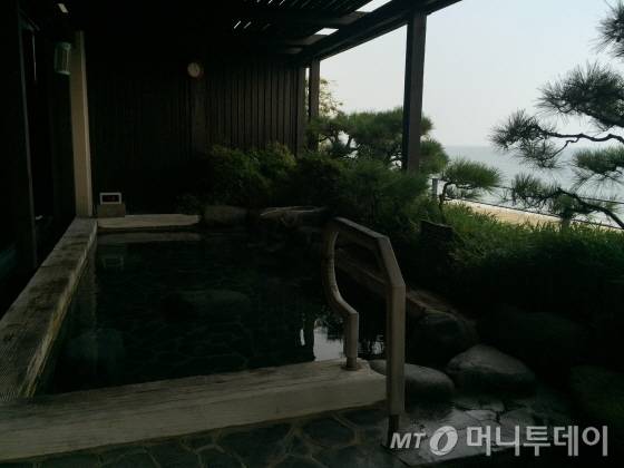 여자 사우나 야외 노천탕, 해운대를 바라보며 온천욕을 즐길 수 있다/사진=이지혜 기자