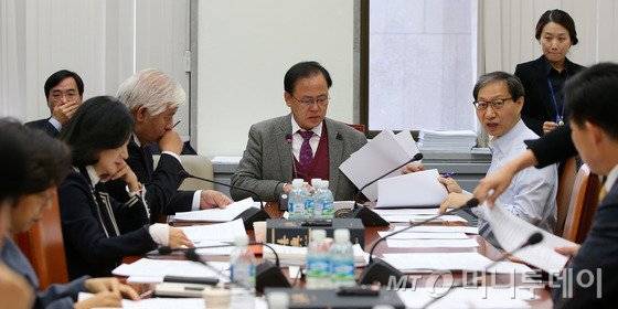 2일 오전 서울 여의도 국회에서 열린 보건복지위원회 법안심사소위원회에서 이명수 소위원장 주재로 여야 의원들이 전공의특별법, 모자보건법개정안 등에 대한 법안을 심사하고 있다. 2015.12.2/뉴스1  <저작권자 © 뉴스1코리아, 무단전재 및 재배포 금지>