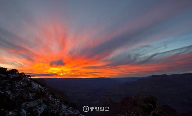 협곡 너머로 해가 기울면서 하늘이 붉게 물들었다.