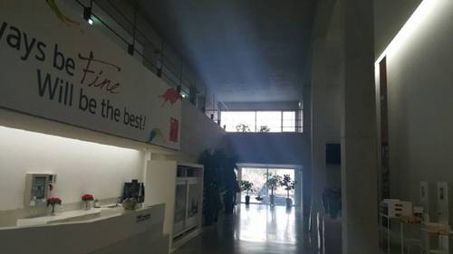 주 출입구를 나오자마자 마주치는 1층 로비. 높은 천장에 웅장함마저 느껴진다.  /사진=정순구기자