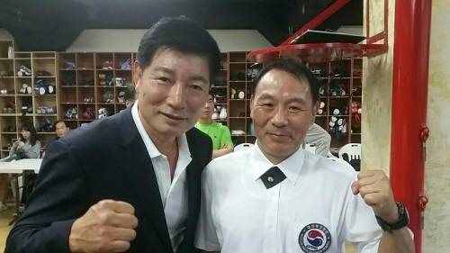 SM체육관 주최 생활체육대회에 참관한 박종팔(왼쪽)과 아마추어 심판위원 이용장 씨.