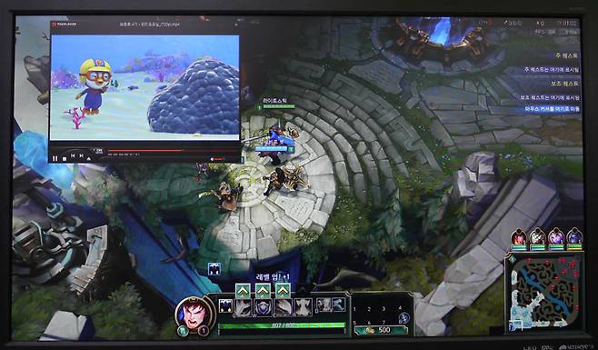 LOL 게임 중에 동영상을 감상하는 모습