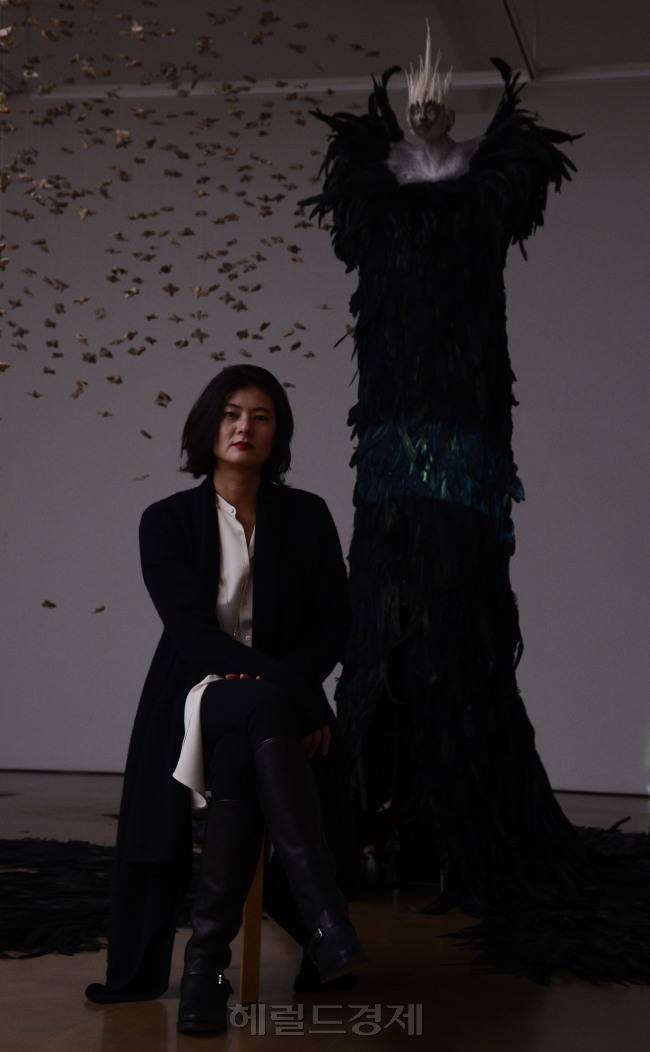 &lsquo;판도라&rsquo; 앞에 선 도예가 손정희. [사진=박해묵 기자/mook@heraldcorp.com]