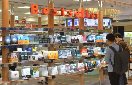 잘 팔리는 책도 시간이 지나면 판매량이 절반으로 줄어드는 일종의 ‘반감기(半減期)’가 있는 것으로 분석된 가운데 서울 종로의 한 대형서점 베스트셀러 코너에서 시민들이 책을 살펴보고 있다. 문화일보 자료사진