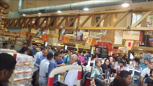 9일(현지시간) 베네수엘라 수도 카라카스 시내에 있는 슈퍼마켓에 화장실 휴지를 사려는 시민이 북적거리고 있다.(카라카스=연합뉴스)